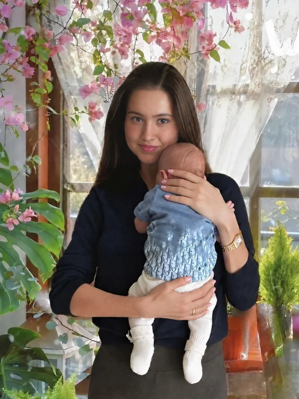 Татьяна Баринова с малышом на руках